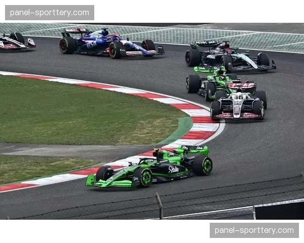 特写：F1车手周冠宇主场作战，中国大奖赛周五练习赛后为大量车迷签名